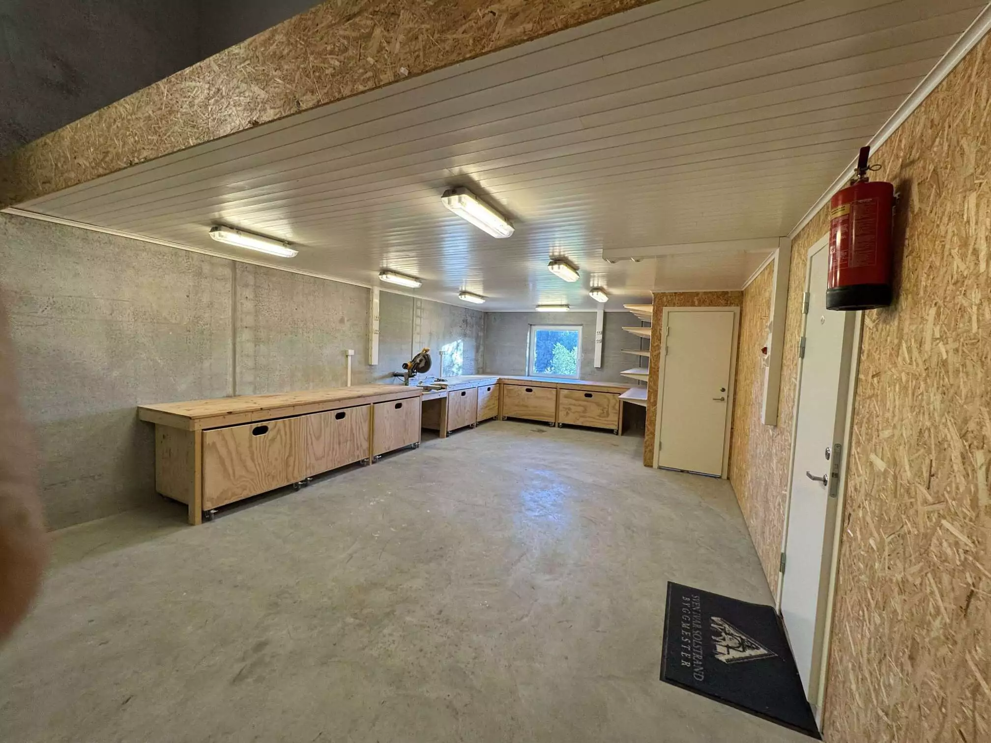 Solide arbeidsbenker med god plass