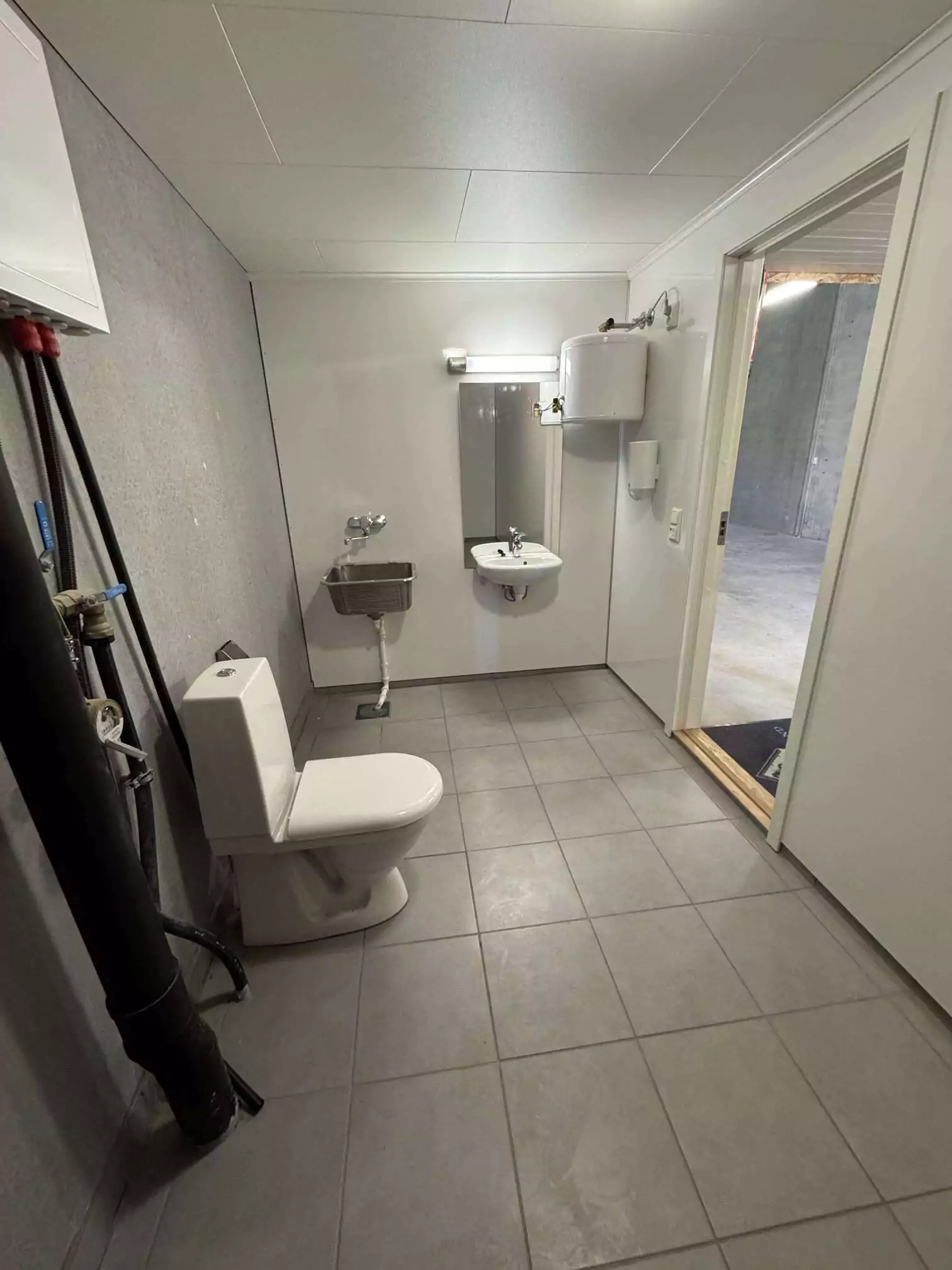 Toalett og garderobe